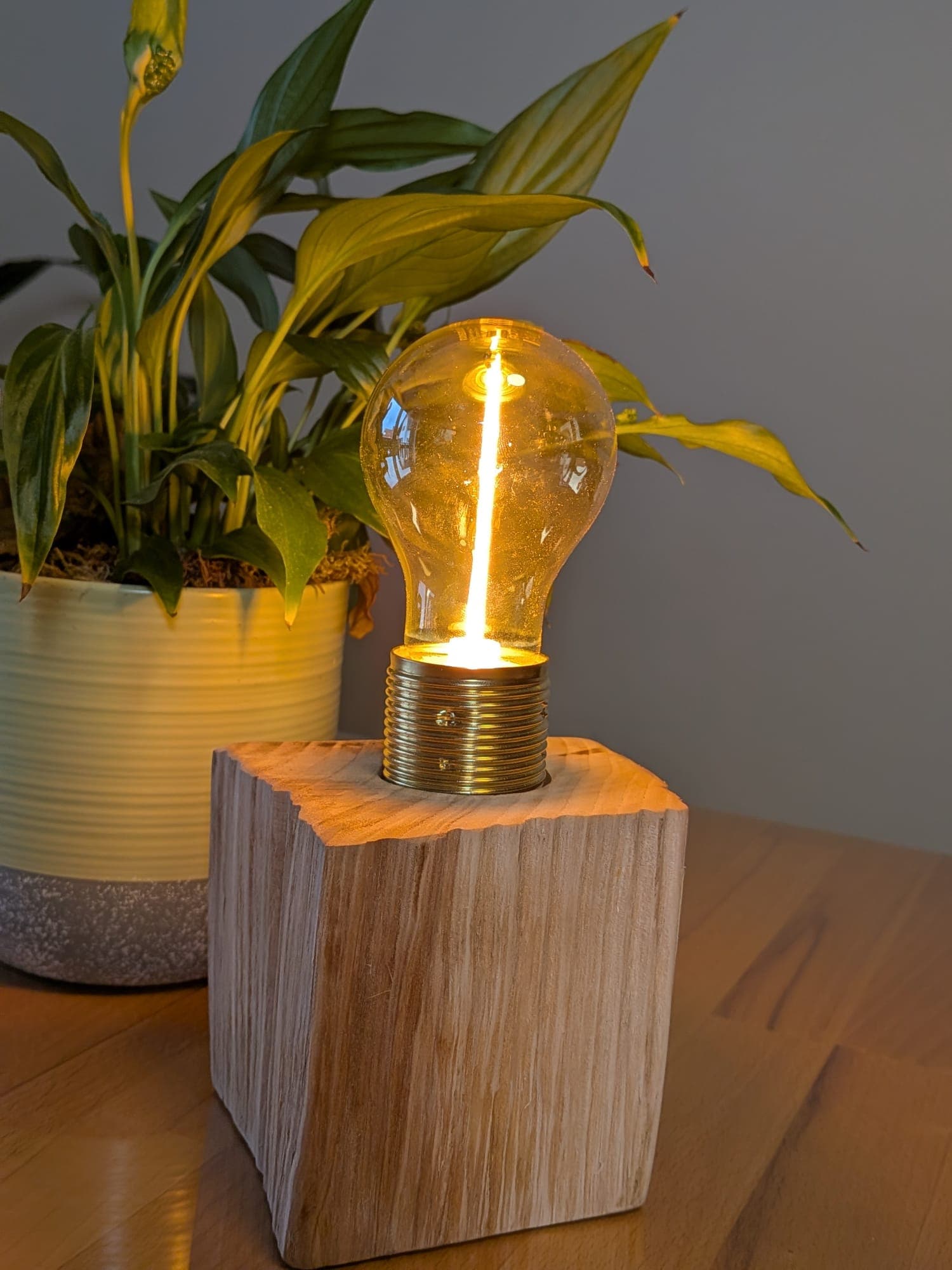 Holzblock-Lampe mit leuchtender Vintage-Glühbirne – MACHWERK Workshop