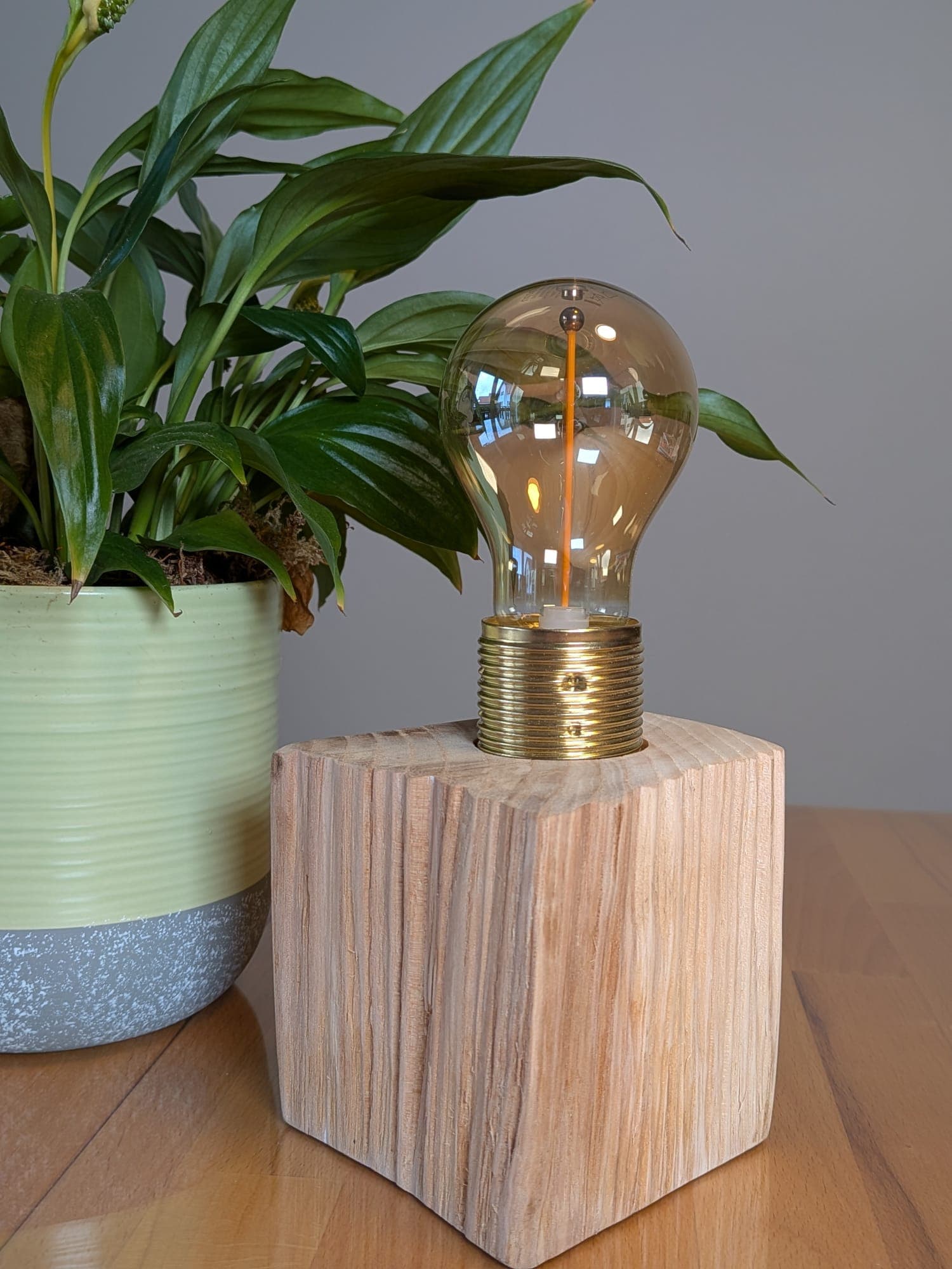 Holzblock-Lampe Nahaufnahme Fassung und Glühbirne