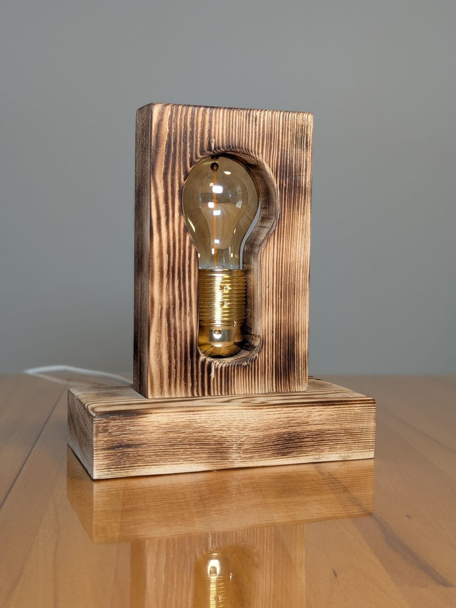 Silhouetten-Lampe bei Tageslicht mit sichtbarer Holzmaserung