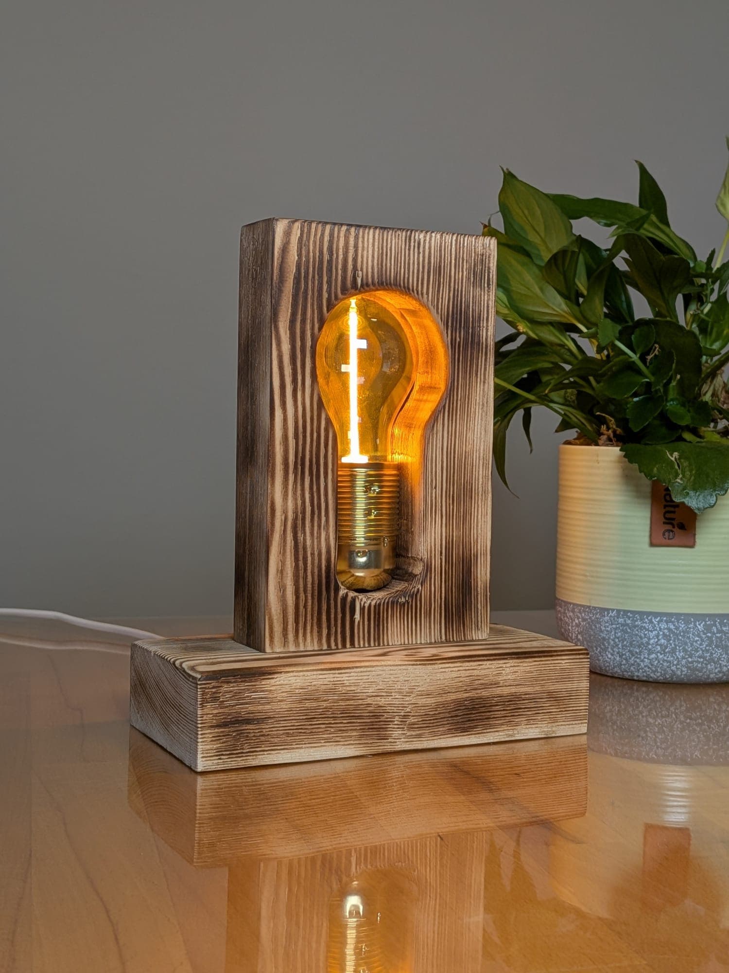 Silhouetten-Lampe beleuchtet auf Holztisch – MACHWERK Workshop
